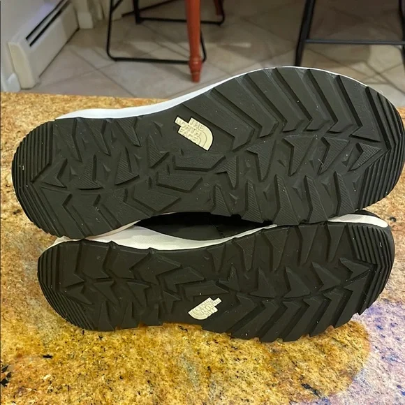 The North Face Black Quilted Boots Sneakers - Picture 4 of 6